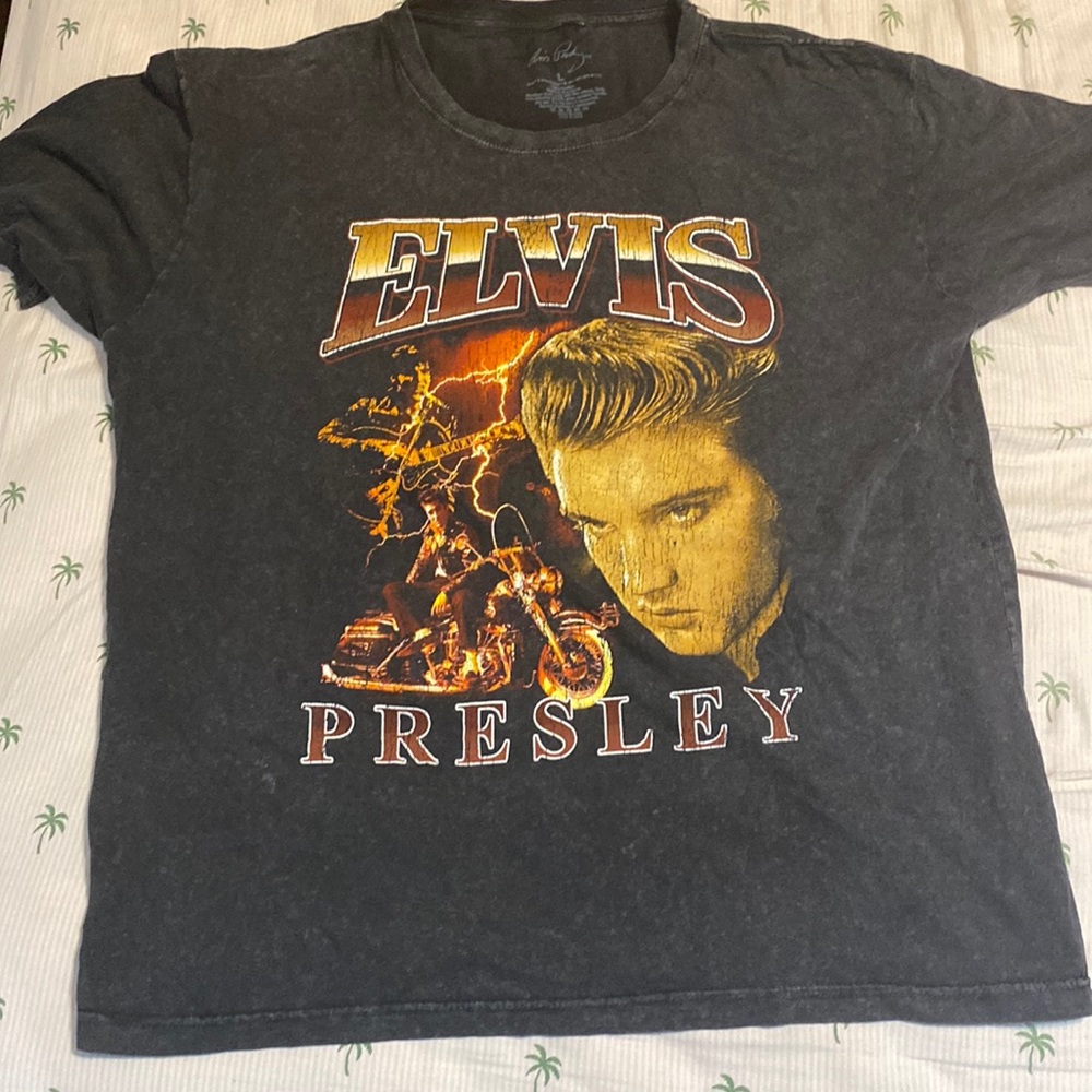 Vintage Elvis Presley T-Shirt.        NEVER WORN! Ordered the wrong size